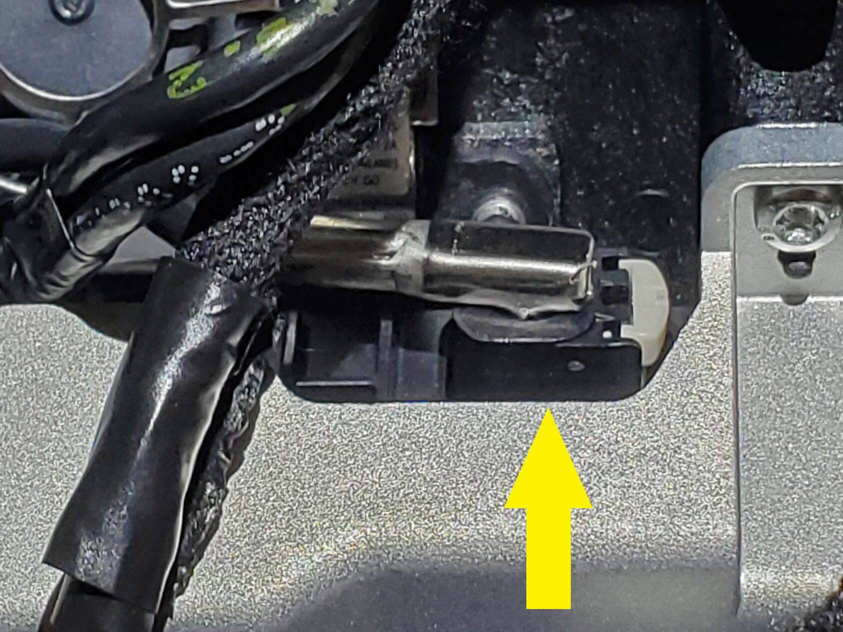 2021+ 特斯拉 Model S 前置摄像头风扇更换:三颗0.12 Nm、背胶与一分钟风干-图片6