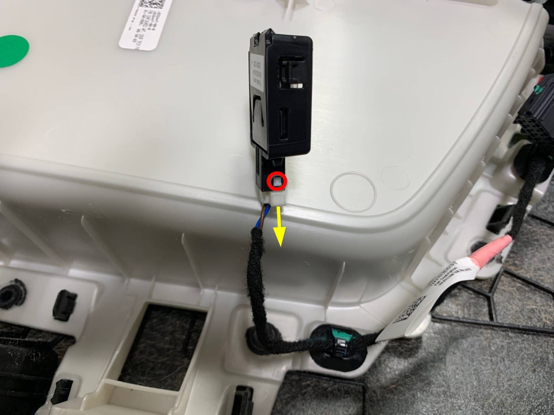 2021+ 特斯拉 Model S 左前门路面照明灯更换:两层三锁片、检修孔与边框对位-图片3