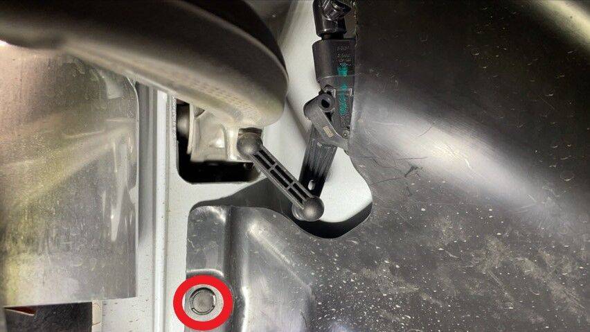 2021+ 特斯拉 Model S 左前高度传感器更换:5 Nm、新螺母8 Nm与四点校准-图片2