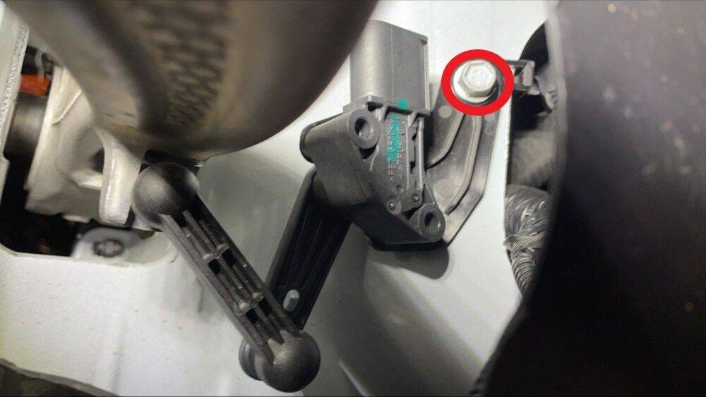 2021+ 特斯拉 Model S 左前高度传感器更换:5 Nm、新螺母8 Nm与四点校准-图片3