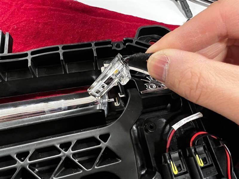 2021+ 特斯拉 Model S 左前把手LED更换:线束夹恢复与Toolbox校准注记-图片3