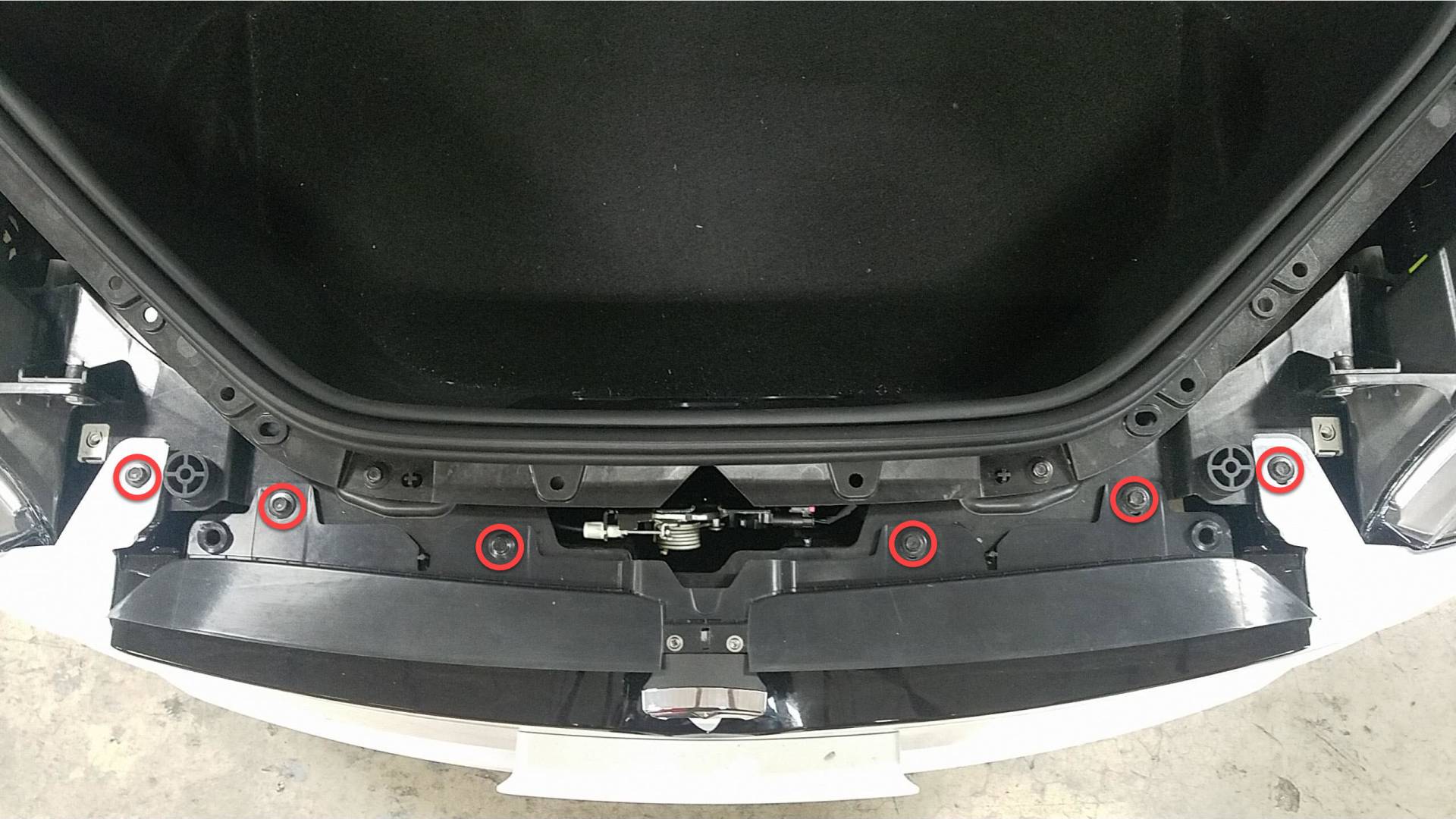 2021+ 特斯拉 Model S 左前雾灯固定识读:三颗2.8 Nm螺钉、四卡子与饰板分支-图片2