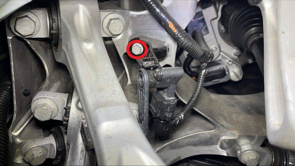 2021+ 特斯拉 Model S 左后高度传感器更换:双5 Nm、定位基准与连杆方向-图片3