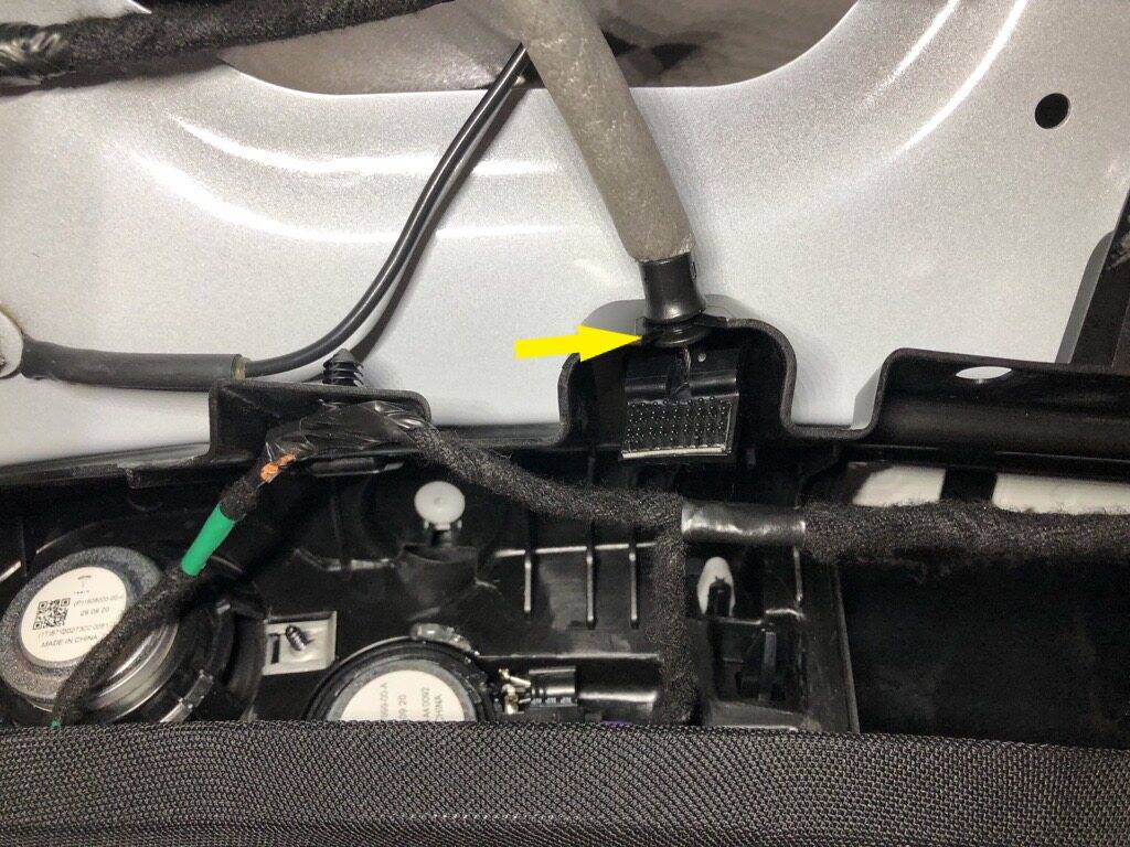 2021+ 特斯拉 Model S 尾门闩锁更换:两颗10 Nm、释放接口与两组拉索固定-图片3