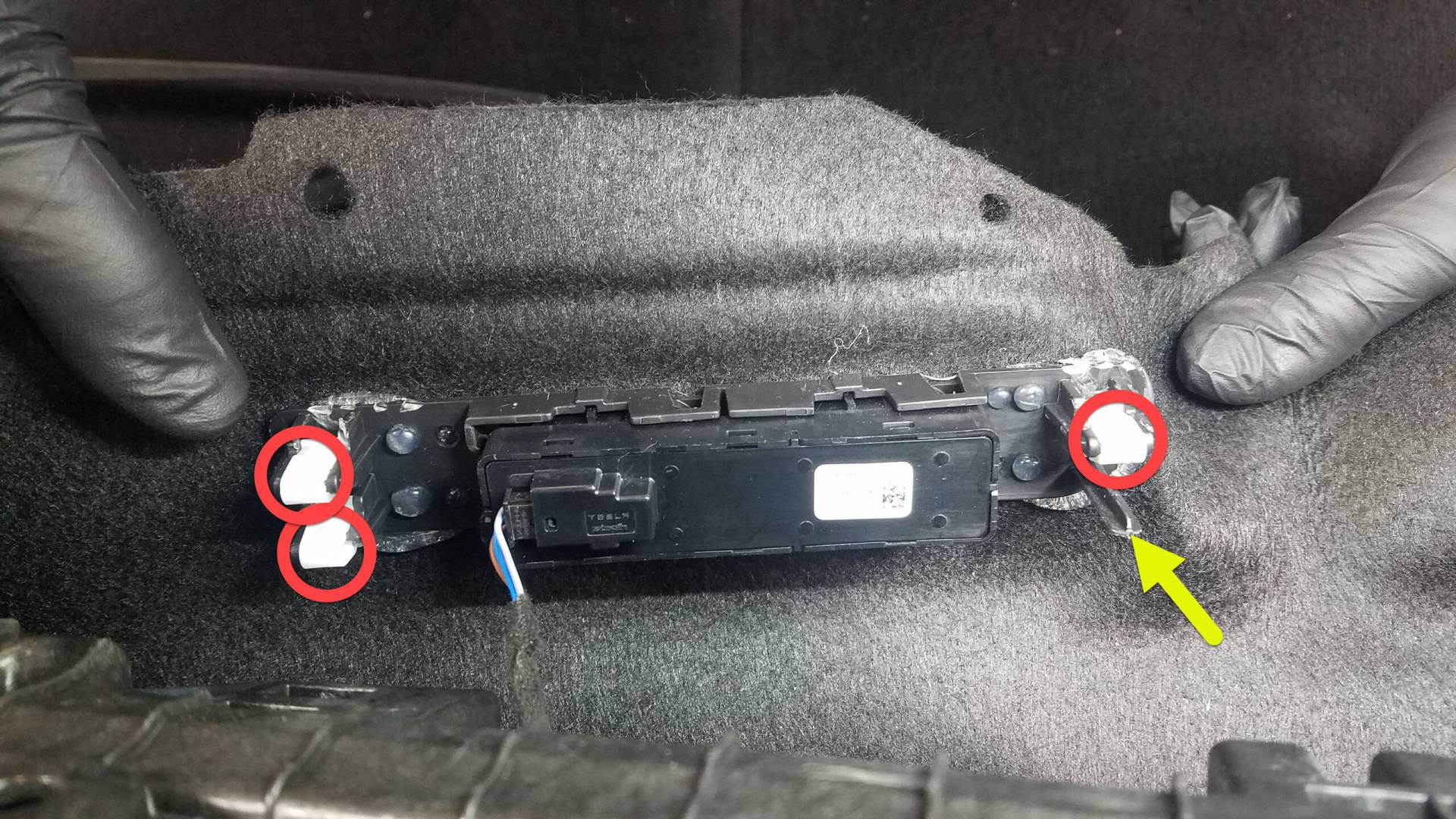 2021+ 特斯拉 Model S 后备箱座椅折叠开关更换:C柱分层卡接与开关四锁片-图片5