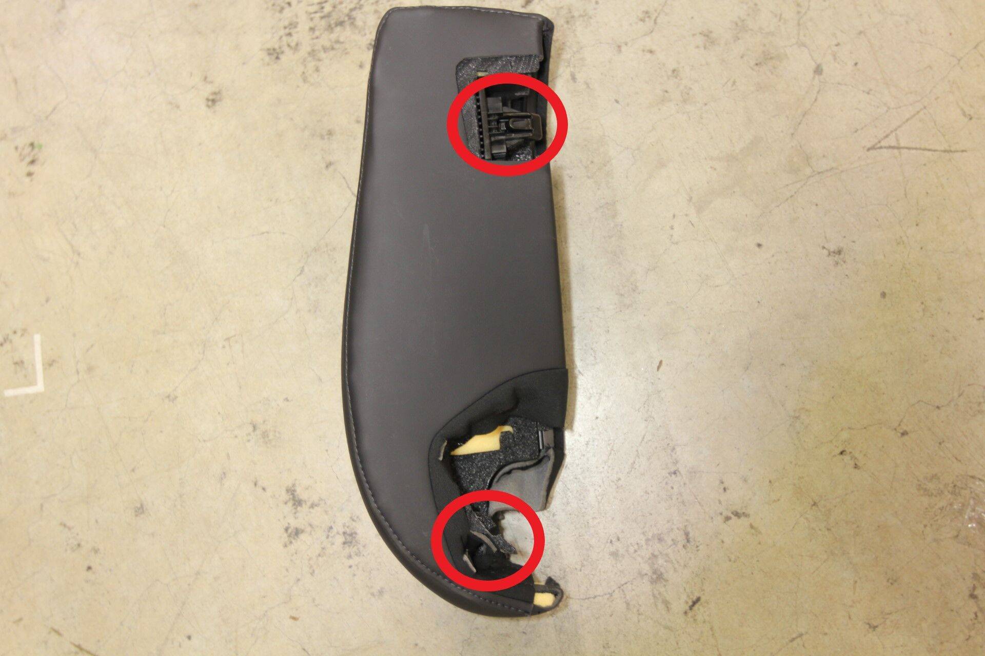 2021+ 特斯拉 Model S 后备箱座椅折叠开关更换:C柱分层卡接与开关四锁片-图片2