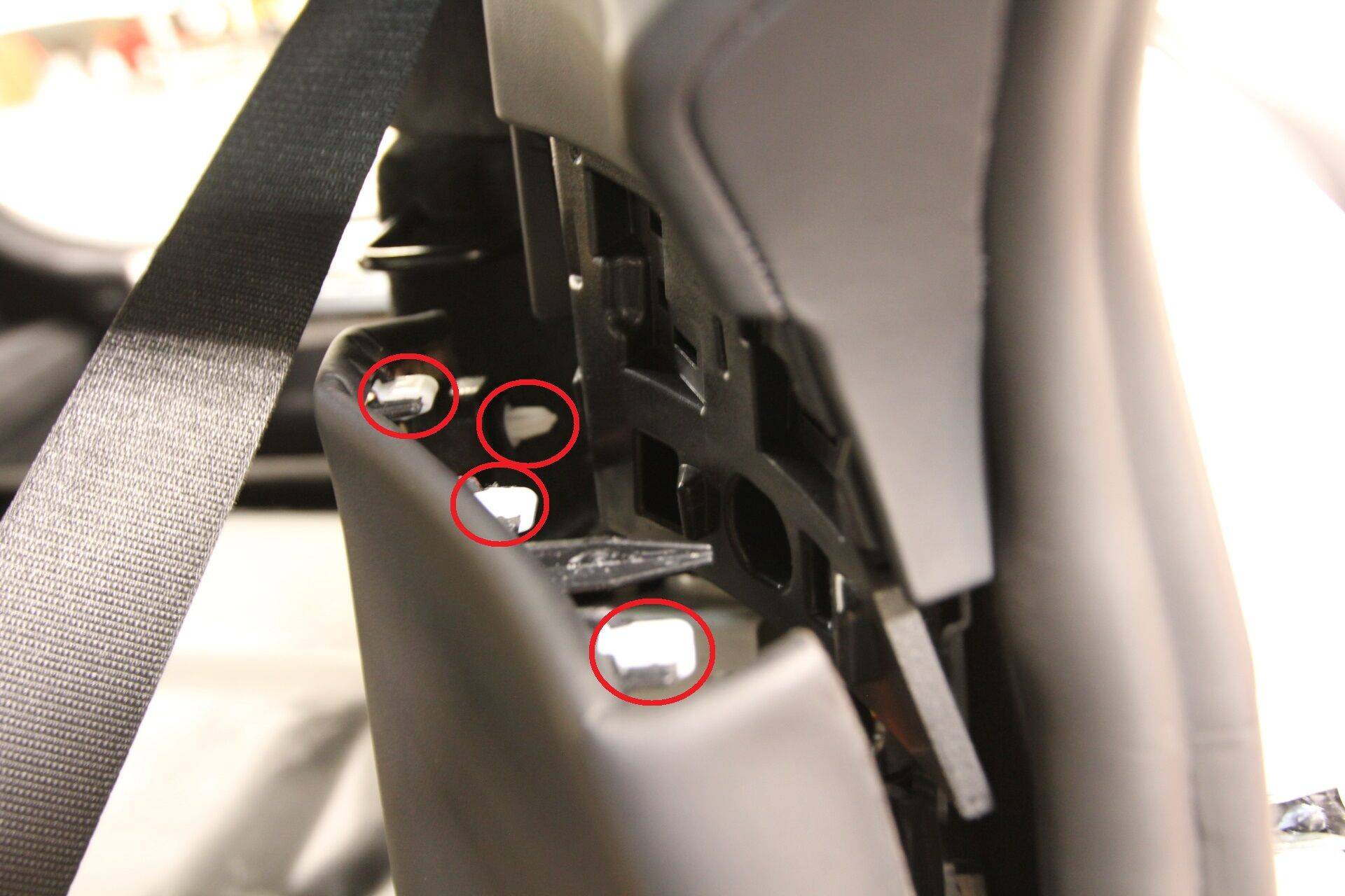 2021+ 特斯拉 Model S 后备箱座椅折叠开关更换:C柱分层卡接与开关四锁片-图片3