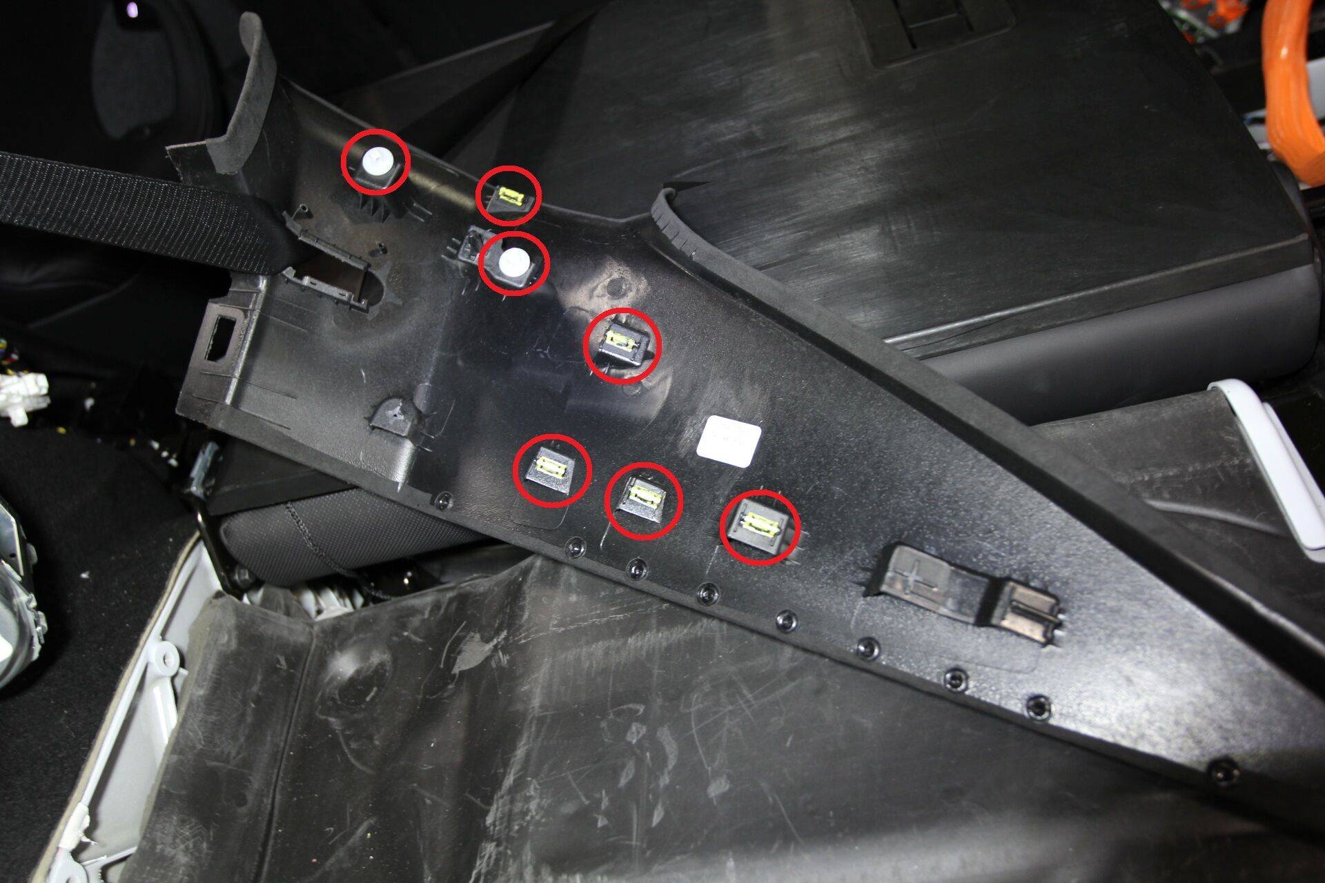 2021+ 特斯拉 Model S 后备箱座椅折叠开关更换:C柱分层卡接与开关四锁片-图片4