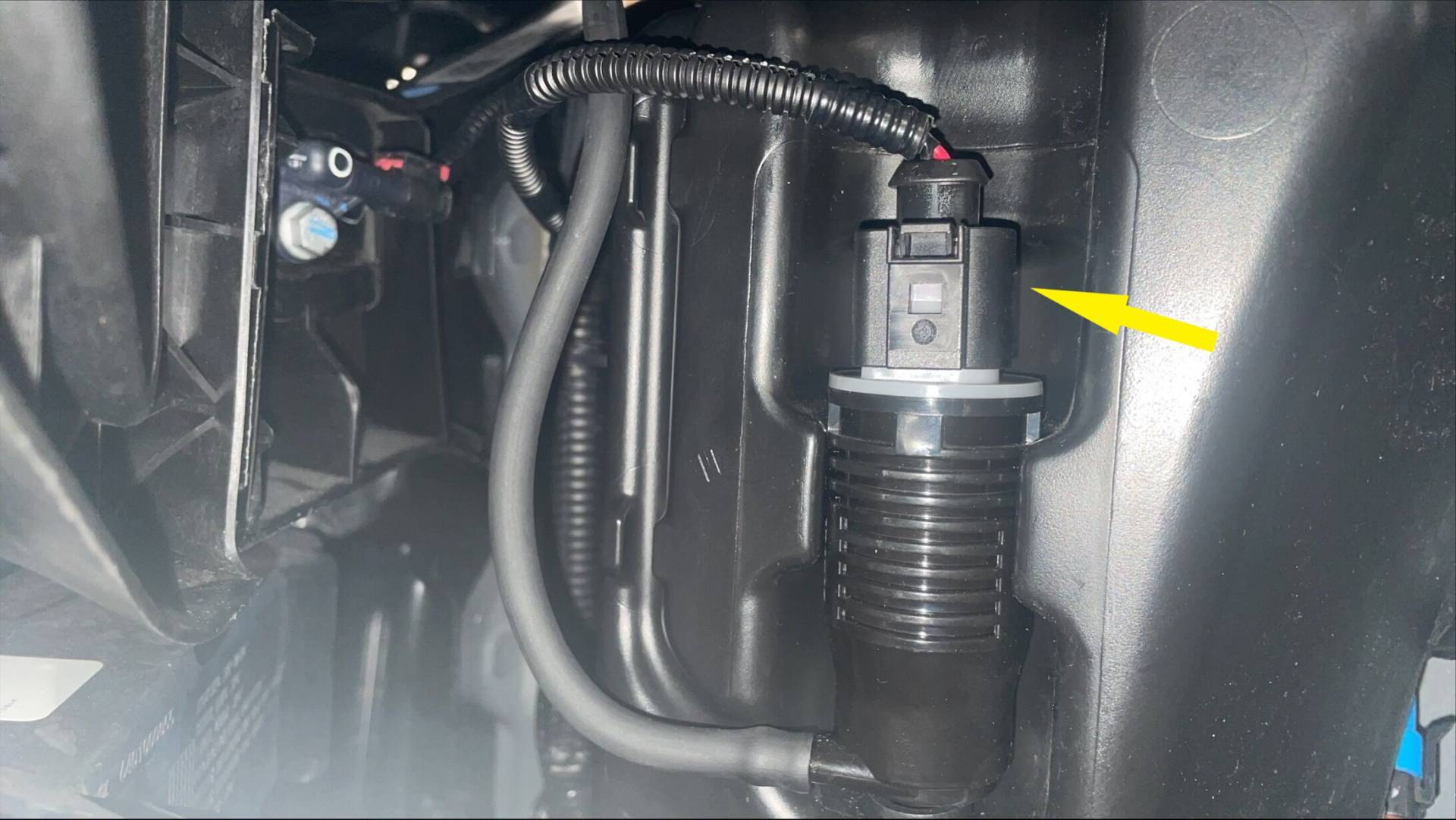2021+ 特斯拉 Model S 清洗器泵更换:双锁片、向上排液与索环检查-图片3