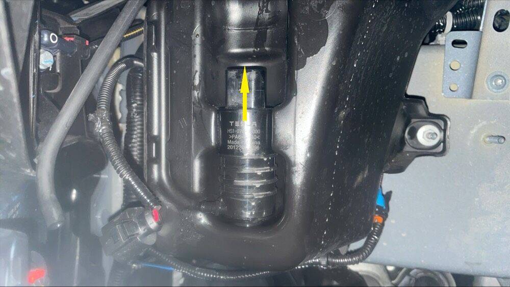 2021+ 特斯拉 Model S 清洗器泵更换:双锁片、向上排液与索环检查-图片4