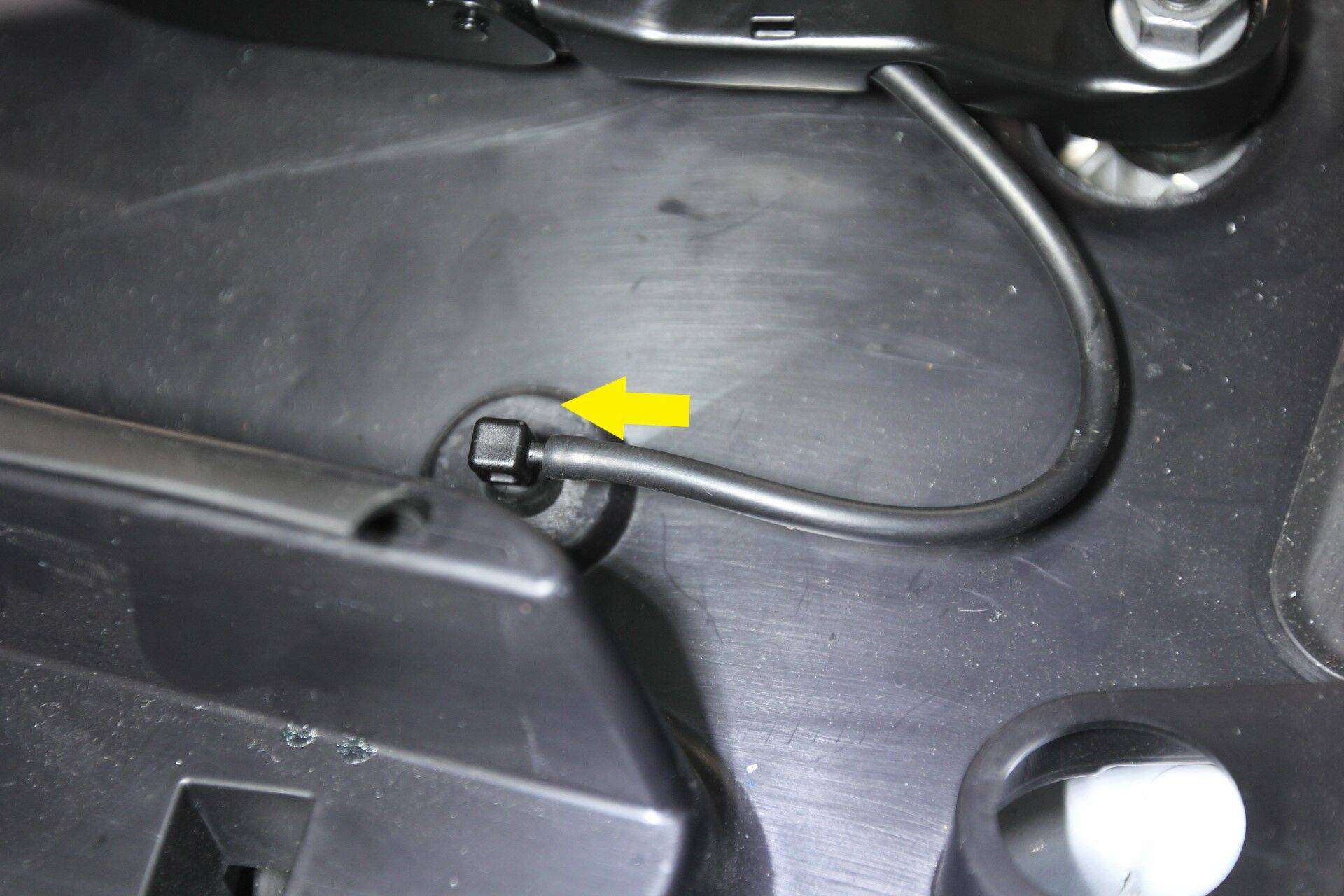 2021+ 特斯拉 Model S 左雨刮臂更换:26 Nm、专用拆卸工具与玻璃定位标记-图片5