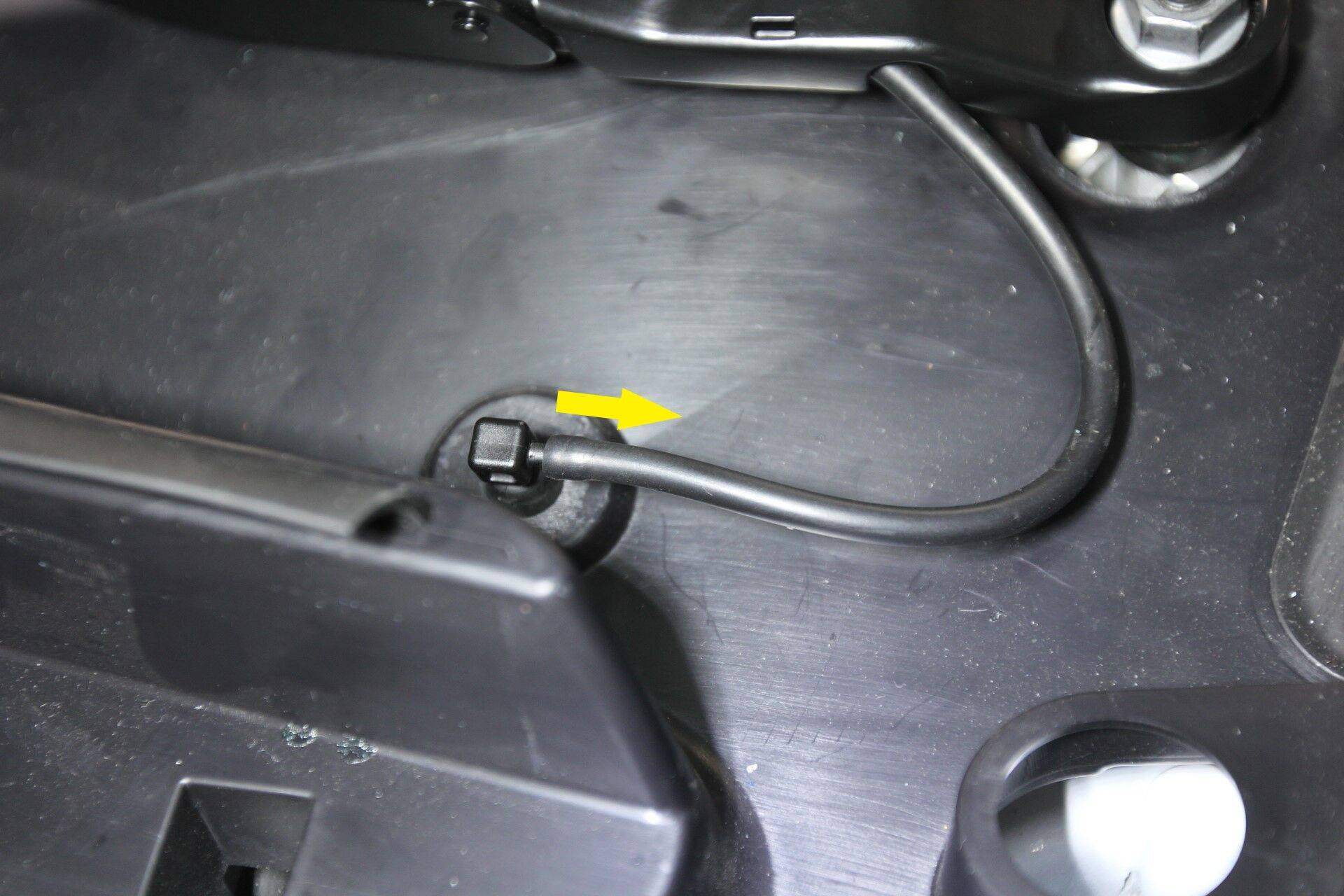 2021+ 特斯拉 Model S 左雨刮臂更换:26 Nm、专用拆卸工具与玻璃定位标记-图片2