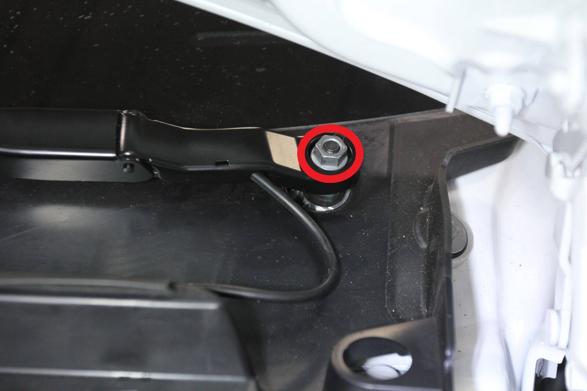 2021+ 特斯拉 Model S 左雨刮臂更换:26 Nm、专用拆卸工具与玻璃定位标记-图片3