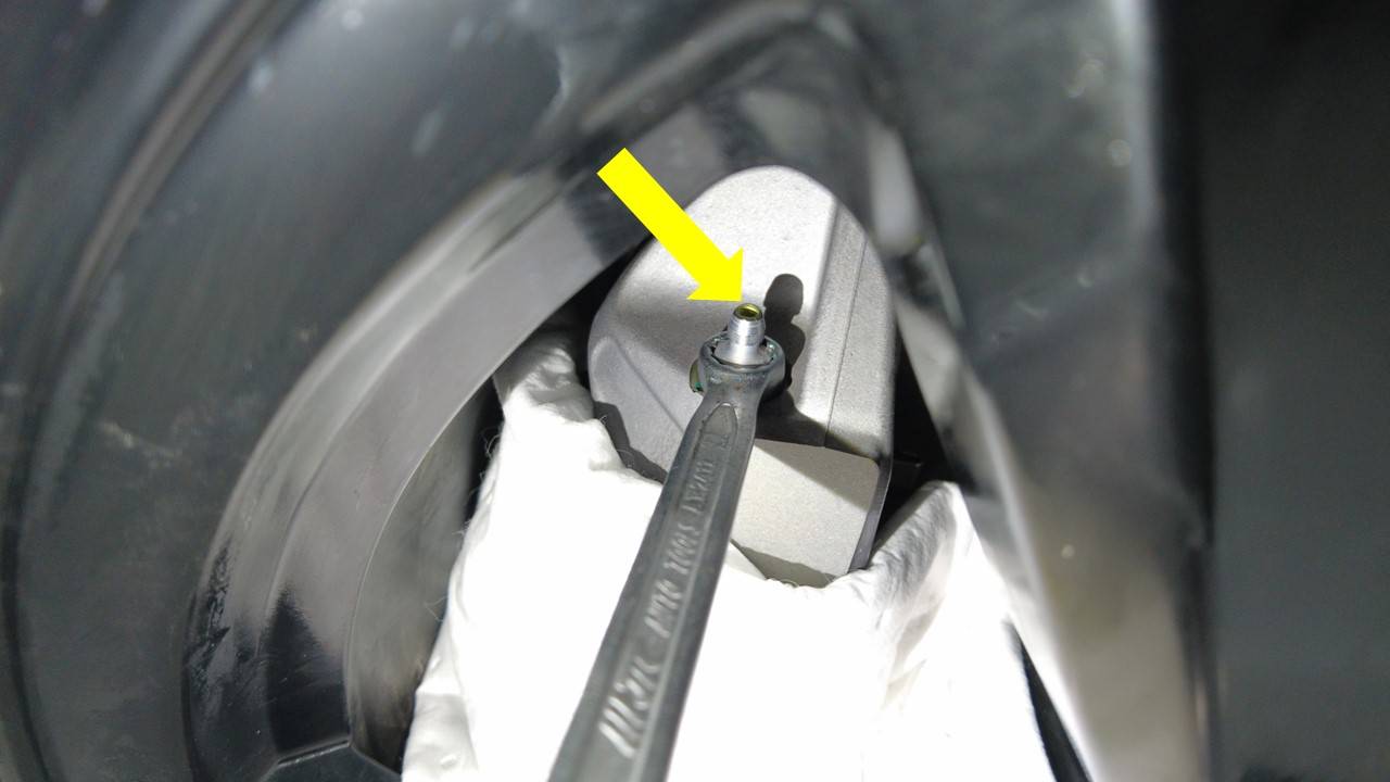 2025+ 特斯拉 Model Y 制动液检查:单滴取样、90秒比色与三种放气阀扭矩-图片3