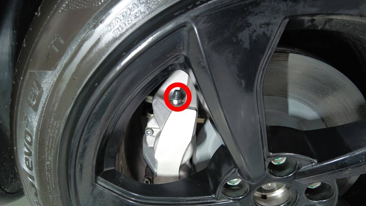 2025+ 特斯拉 Model Y 制动液检查:单滴取样、90秒比色与三种放气阀扭矩-图片3