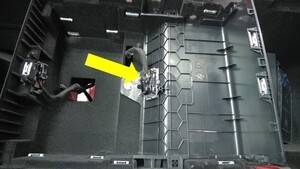 2025+ 特斯拉 Model Y 中控台地面照明灯更换:先拆滑门、四卡子与插头恢复-图片2