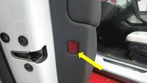 2025+ 特斯拉 Model Y 车门反光件更换:V型金属楔、后边缘释放与Up朝上-图片2
