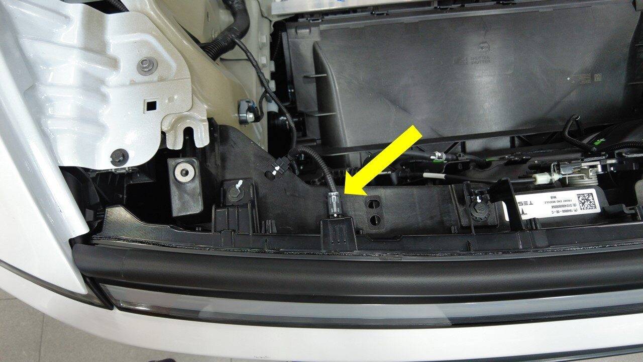 2025+ 特斯拉 Model Y 前灯带更换:四颗3.5 Nm、两卡子与HEPA访问-图片3