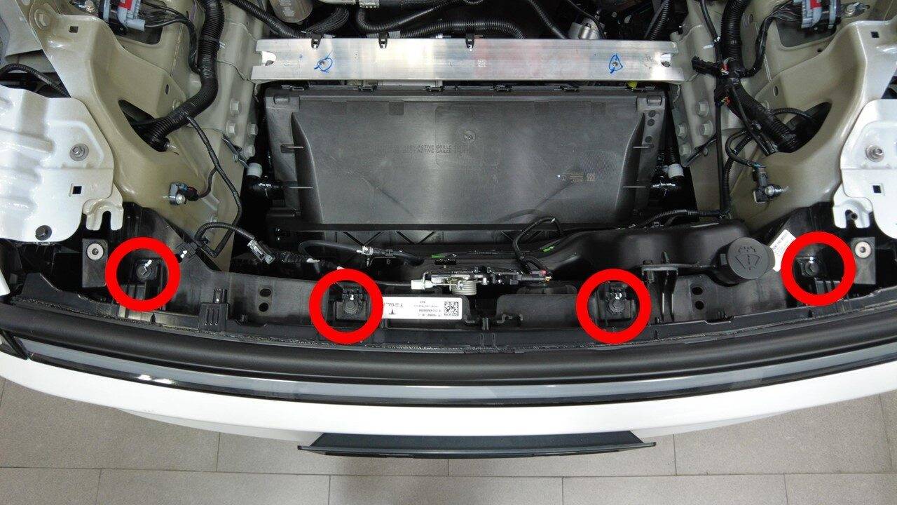 2025+ 特斯拉 Model Y 前灯带更换:四颗3.5 Nm、两卡子与HEPA访问-图片3