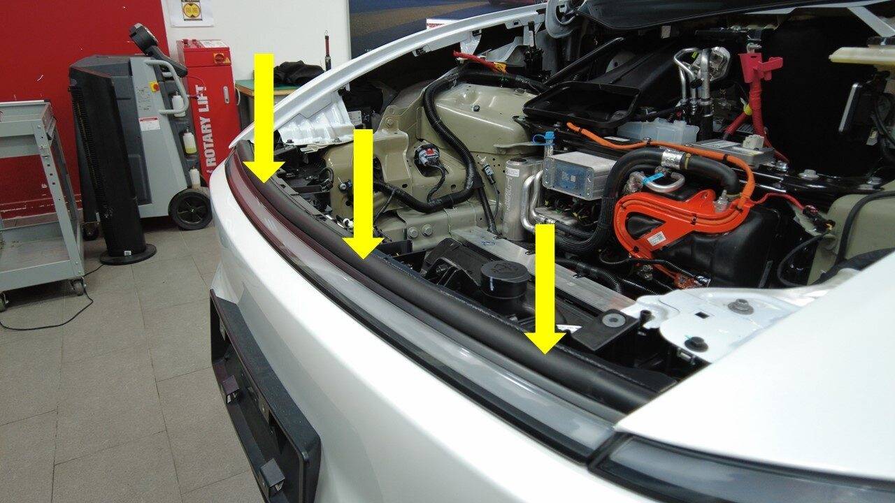 2025+ 特斯拉 Model Y 前灯带更换:四颗3.5 Nm、两卡子与HEPA访问-图片4