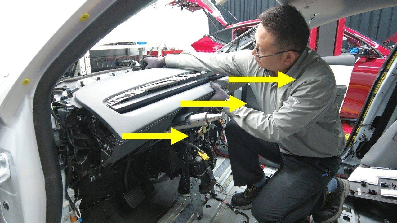 2025+ 特斯拉 Model Y 左侧除霜盖板更换:整体支架访问与两颗0.9 Nm-图片2