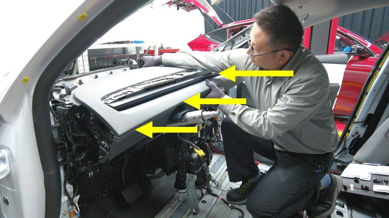 2025+ 特斯拉 Model Y 左侧除霜盖板更换:整体支架访问与两颗0.9 Nm-图片4