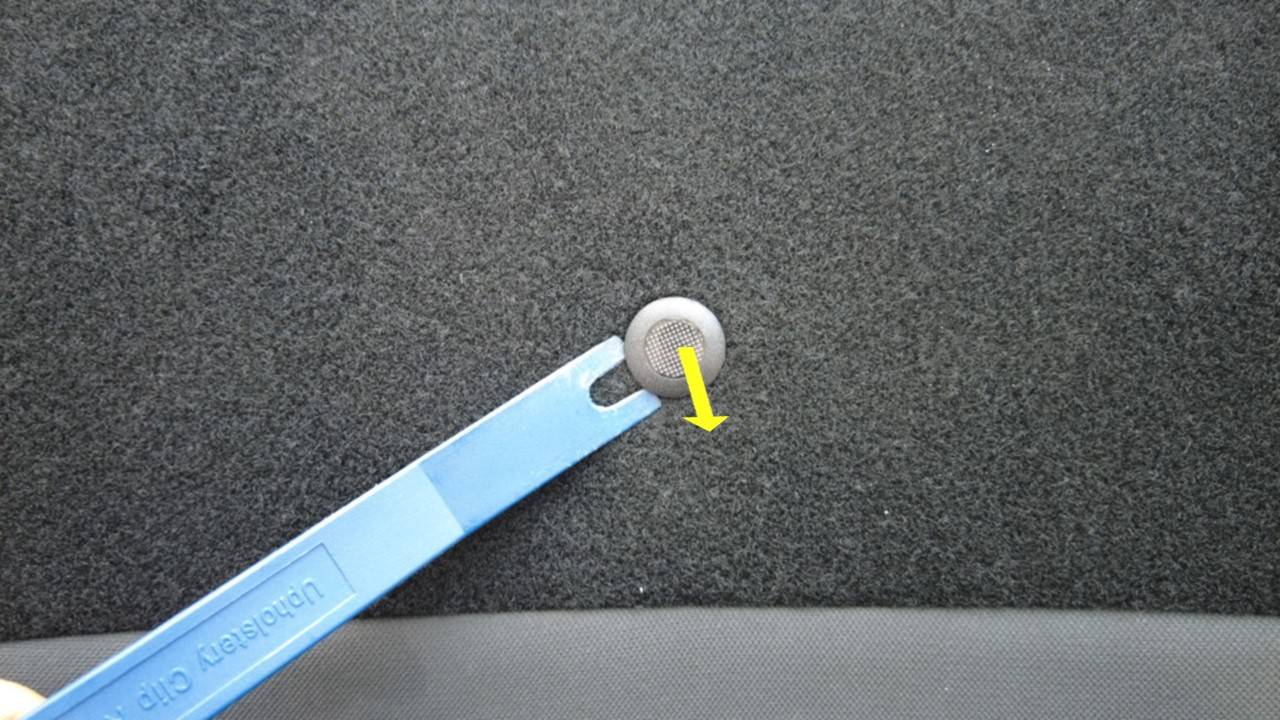 2025+ 特斯拉 Model Y 尾门内侧车灯更换:饰板支撑、插头区分与完全就位-图片2