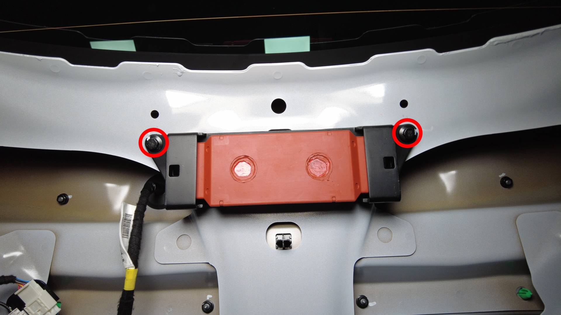2025+ 特斯拉 Model Y 尾门质量阻尼器更换:双螺栓9 Nm与饰板托持-图片3