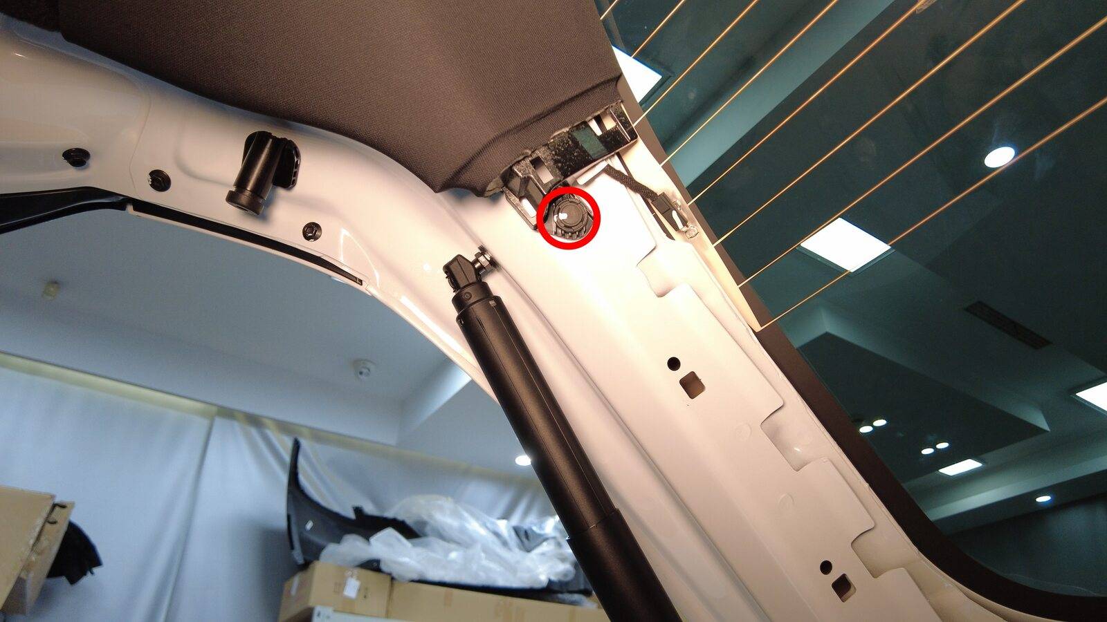 2025+ 特斯拉 Model Y 尾门质量阻尼器更换:双螺栓9 Nm与饰板托持-图片2