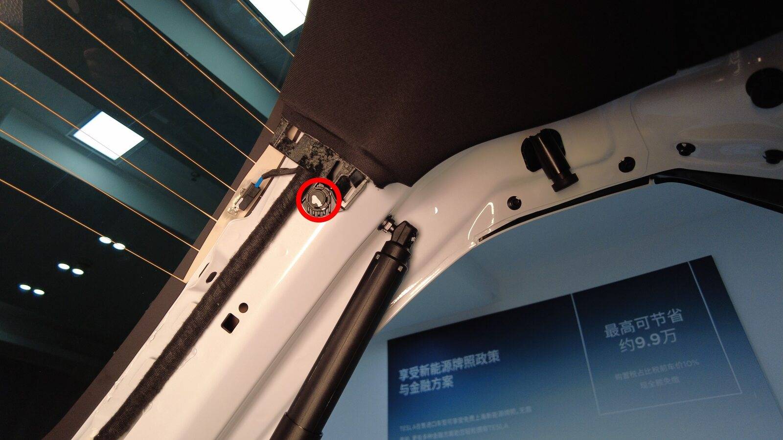2025+ 特斯拉 Model Y 尾门质量阻尼器更换:双螺栓9 Nm与饰板托持-图片2
