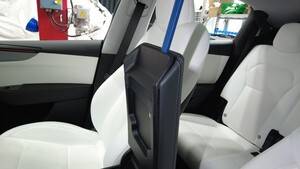 2025+ 特斯拉 Model Y 中控台外侧扶手更换:卡子由上往下、四颗T20复装1.2 Nm-图片2