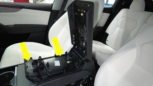 2025+ 特斯拉 Model Y 中控台外侧扶手更换:卡子由上往下、四颗T20复装1.2 Nm-图片2