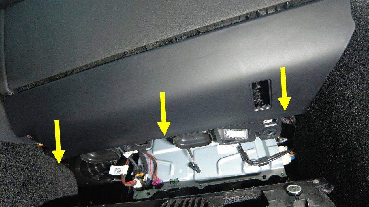 2025+ 特斯拉 Model Y 副驾脚部照明灯更换:灯体四锁片与隔音板五锁片-图片3
