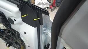 2025+ 特斯拉 Model Y 左后门内腰线密封条更换:六卡子与门饰板十卡子分清-图片2