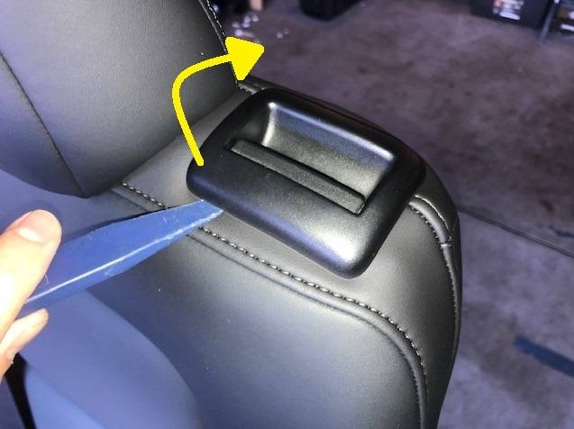 2025+ 特斯拉 Model Y 左侧座椅肩部折叠开关更换:饰板工具释放与背面插头-图片1