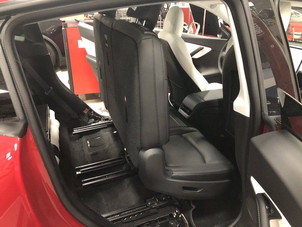 七座特斯拉 Model Y 右侧C柱下端盖更换:便利进出位置与四锁片三卡子-图片1