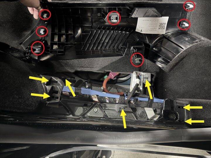 七座特斯拉 Model Y 右侧C柱下端盖更换:便利进出位置与四锁片三卡子-图片3