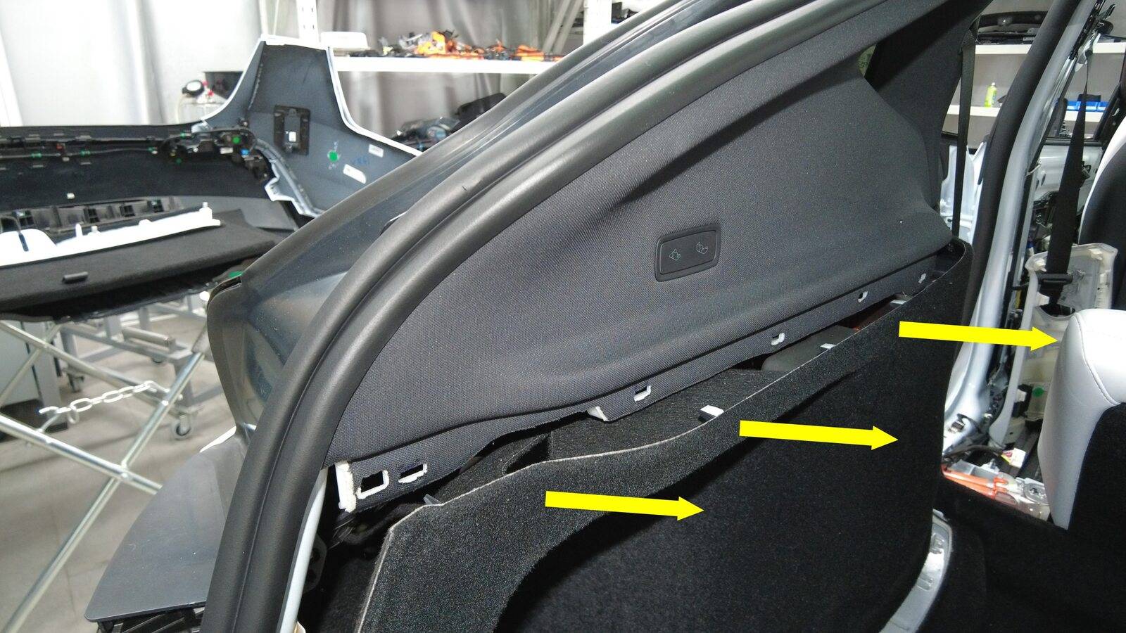 2025+ 特斯拉 Model Y 后备箱左侧拉紧杆更换:两颗螺栓12 Nm与ECU接头恢复-图片2