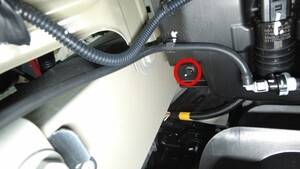 2025+ 特斯拉 Model Y 清洗器泵更换:外拉后上移、软管黑锁片与4 Nm-图片3