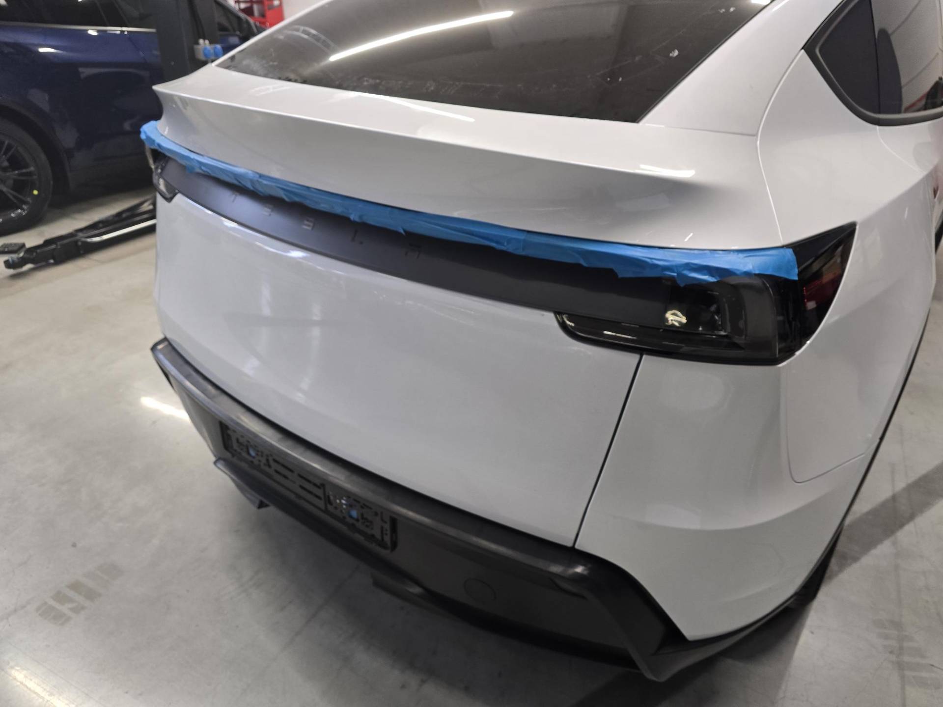 特斯拉 Model Y L 中央高位制动灯更换:四定位销、2.5 Nm与扰流板线束恢复-图片4
