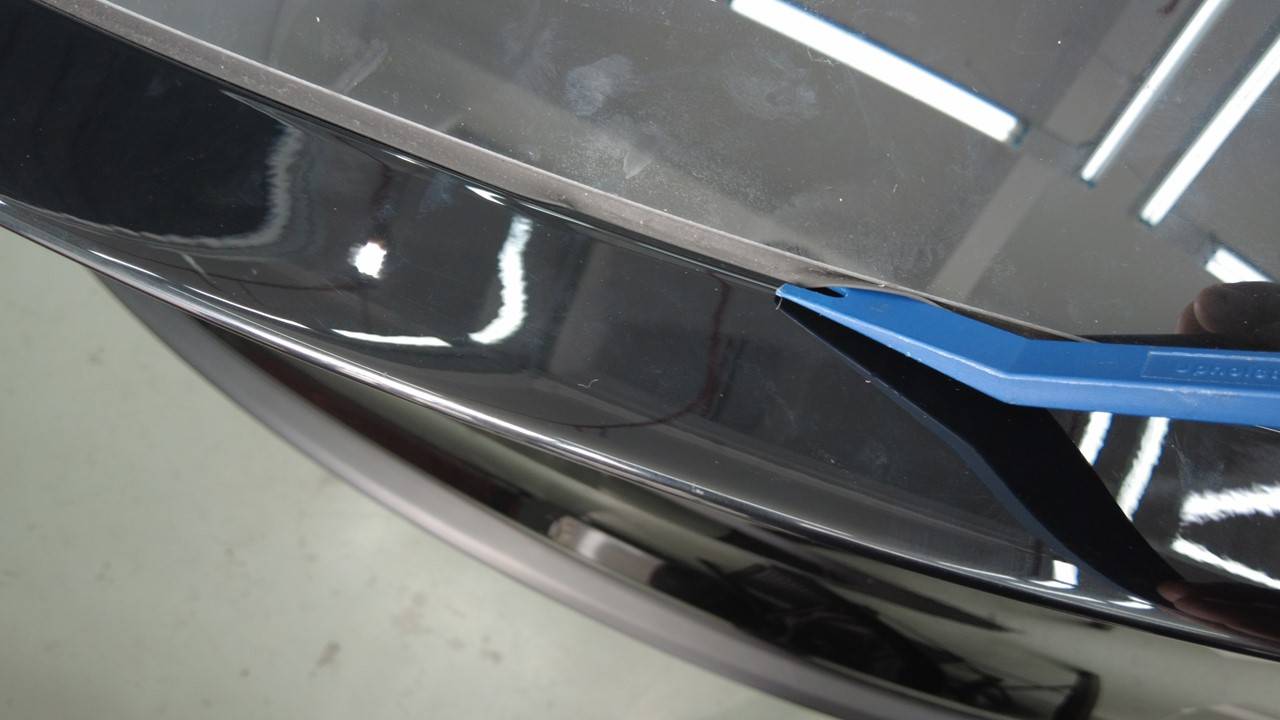 特斯拉 Model Y L 中央高位制动灯更换:四定位销、2.5 Nm与扰流板线束恢复-图片6