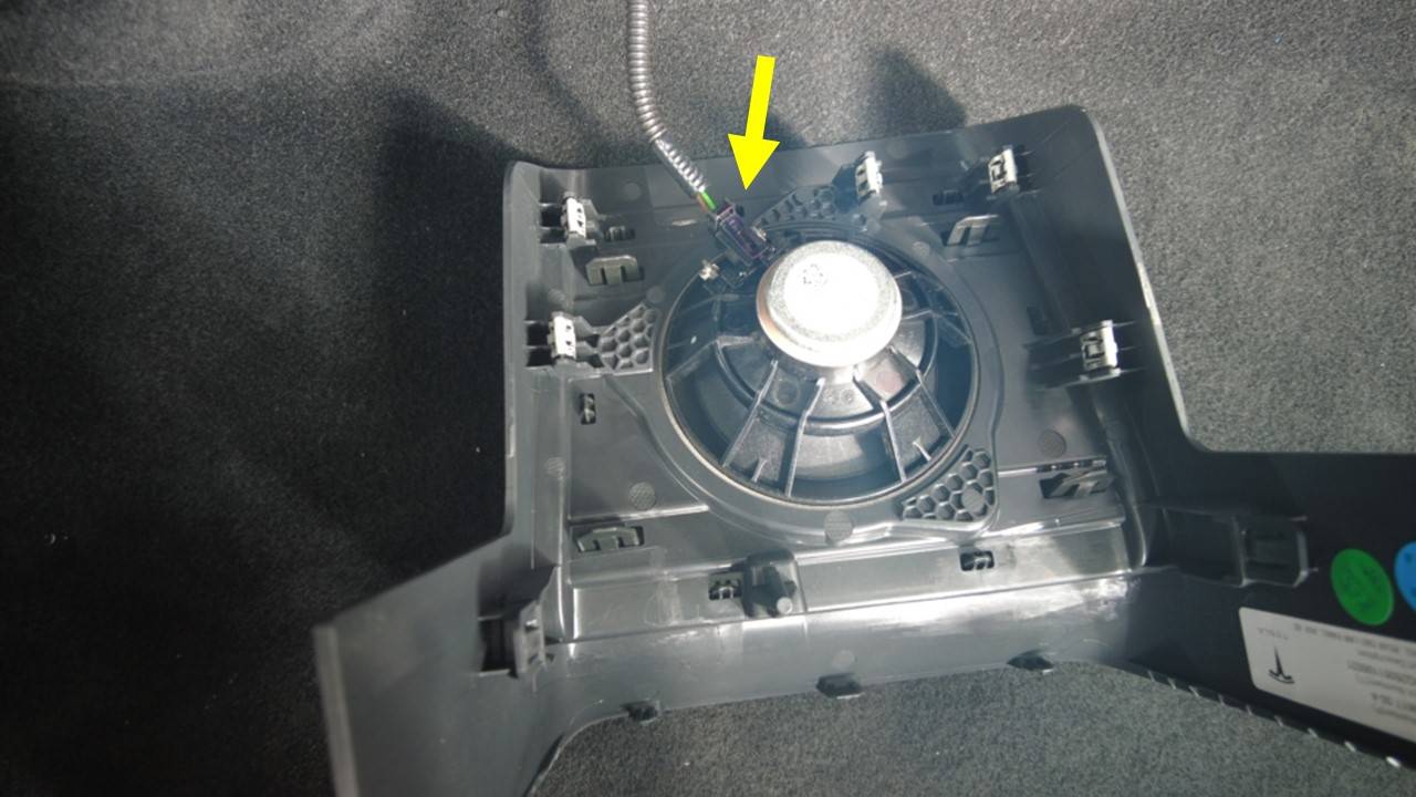 特斯拉 Model Y L 中控台后端下部面板拆装:水平移出、三导销与线束保护-图片3