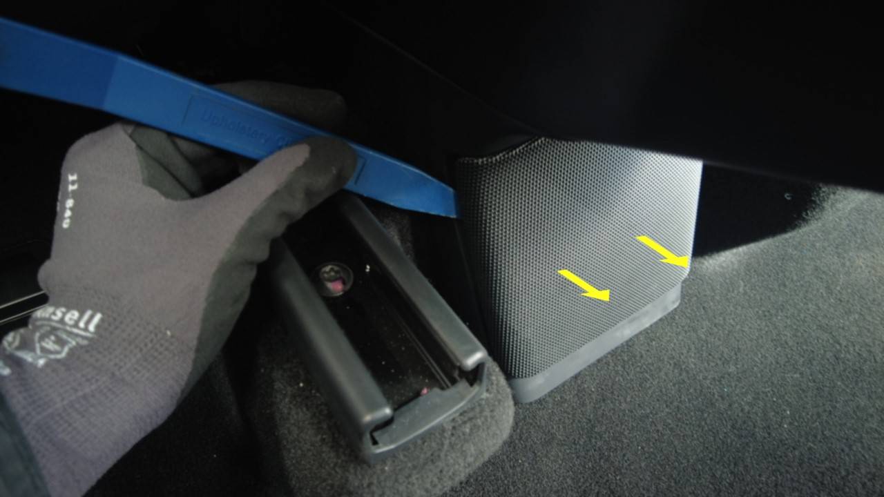 特斯拉 Model Y L 杯托扬声器格栅更换:四卡子、七导销与水平拆装-图片2
