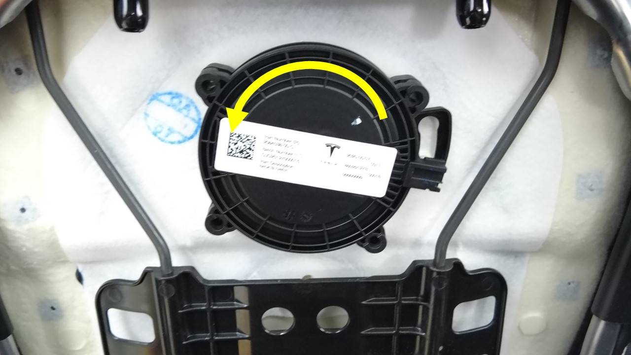 特斯拉 Model Y L 驾驶位靠背通风扇更换:顺时针拆、逆时针装与头枕访问-图片5