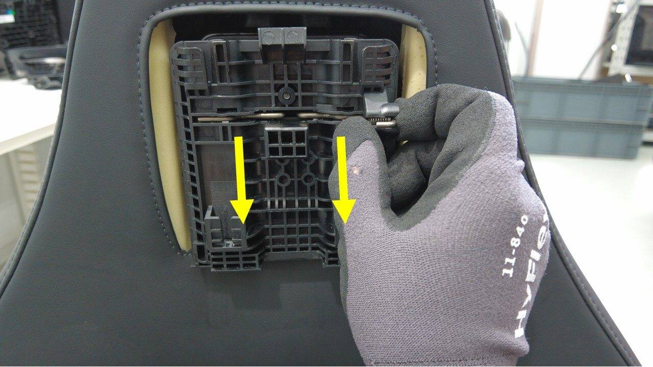 特斯拉 Model Y L 驾驶位靠背通风扇更换:顺时针拆、逆时针装与头枕访问-图片2