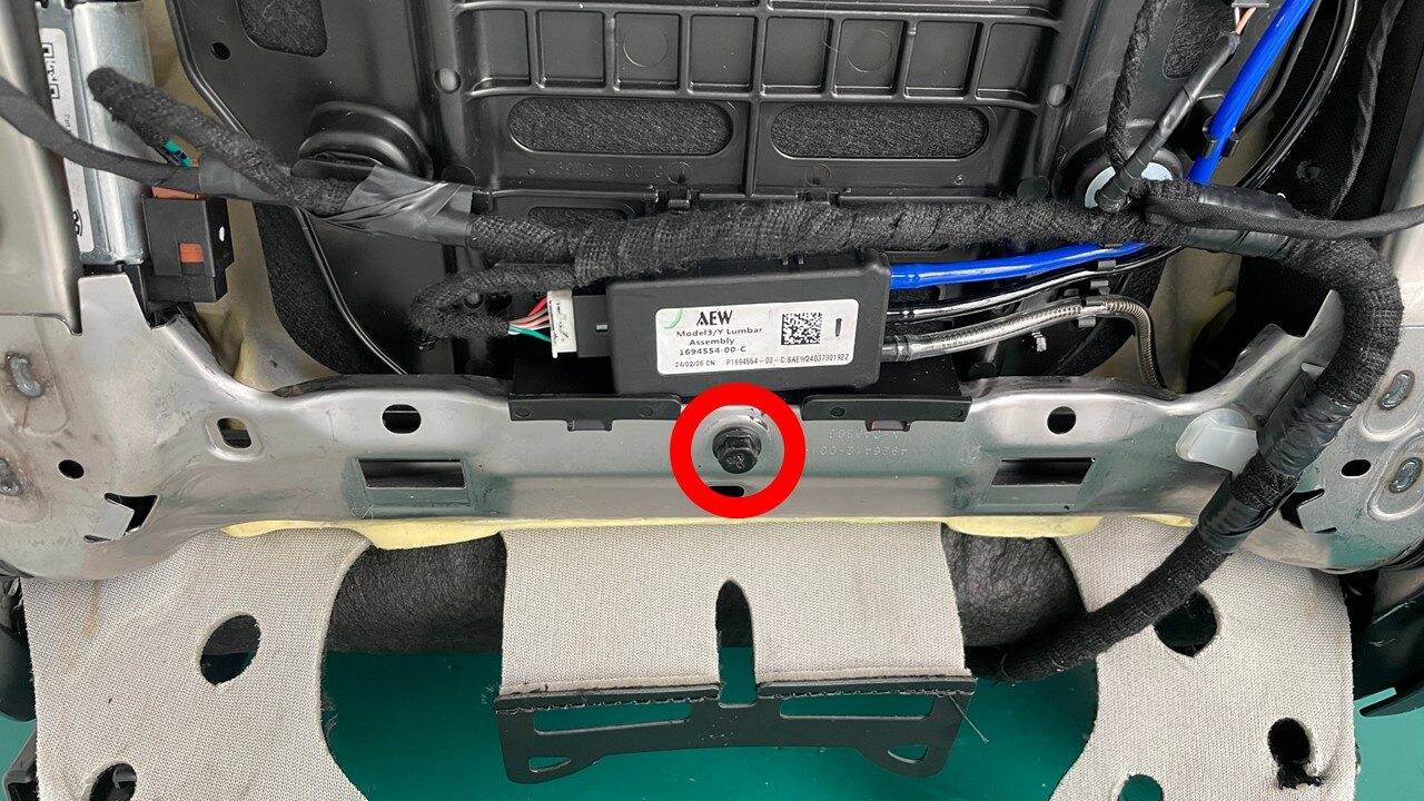 特斯拉 Model Y L 电动腰托更换:一颗5 Nm、六线束夹与软件重装-图片4