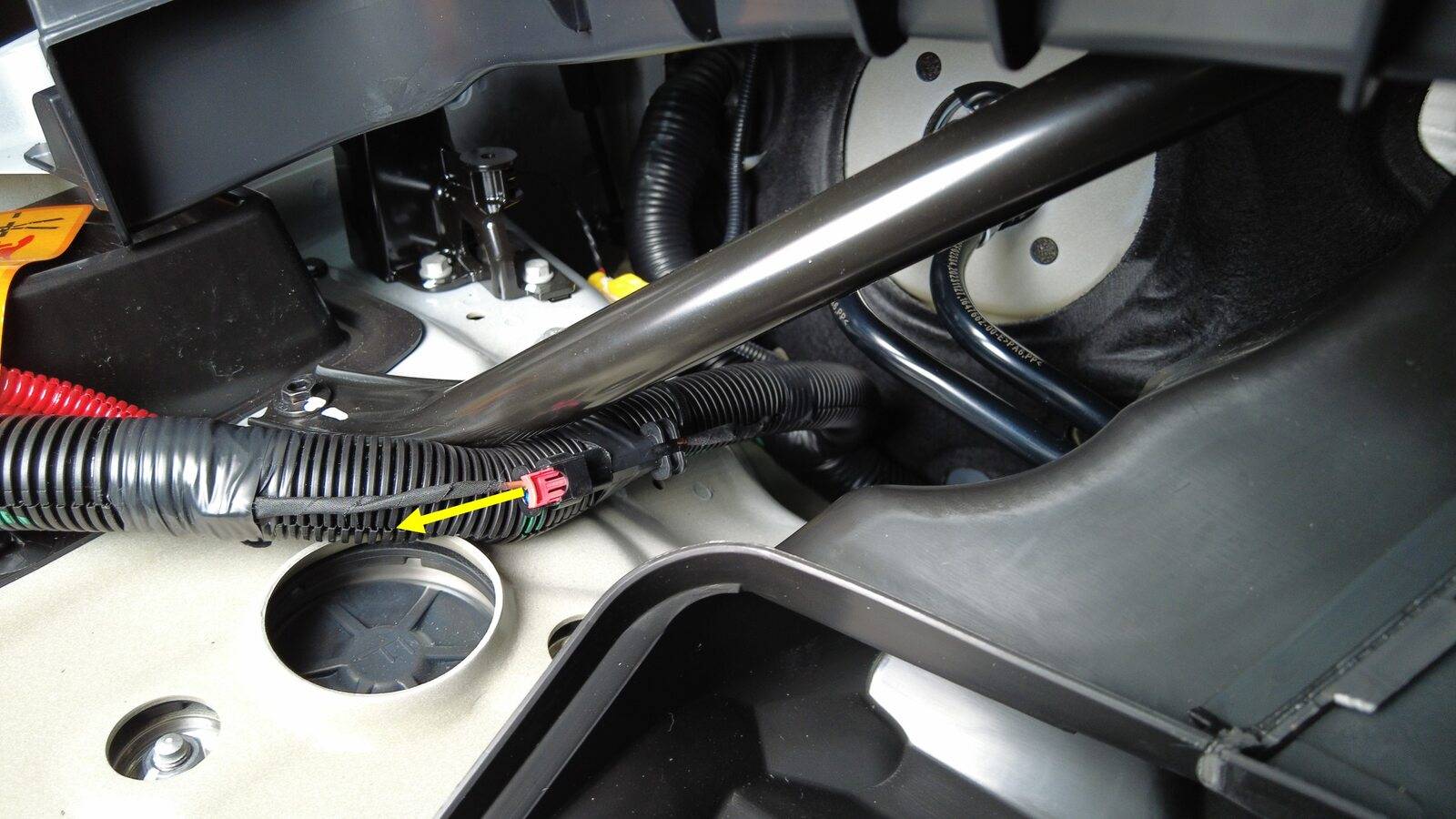 特斯拉 Model Y L 电动腰托更换:一颗5 Nm、六线束夹与软件重装-图片1