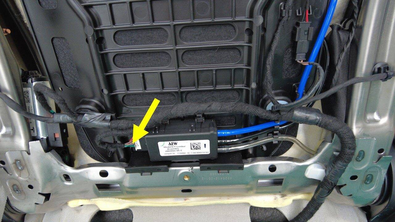 特斯拉 Model Y L 电动腰托更换:一颗5 Nm、六线束夹与软件重装-图片3