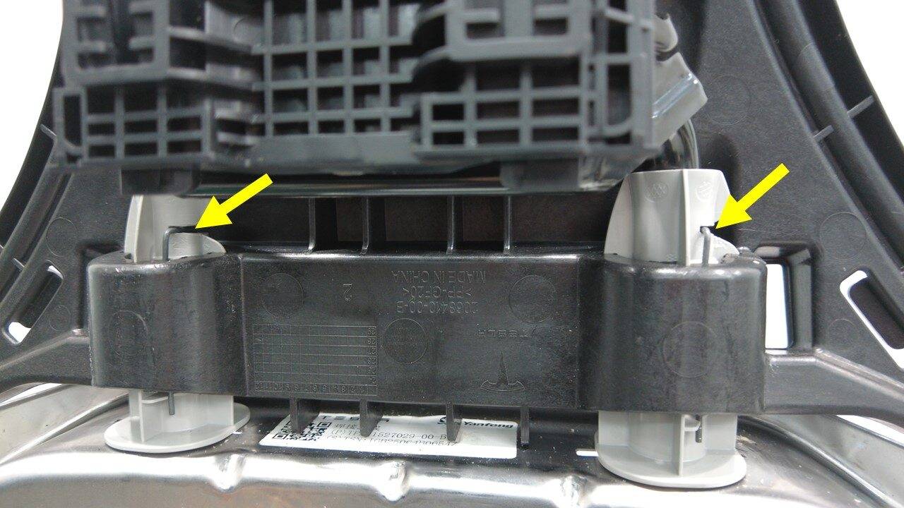 特斯拉 Model Y L 驾驶位靠背保护壳更换:头枕基座、两弹簧夹与双系带-图片4