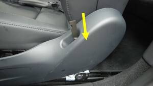 特斯拉 Model Y L 驾驶位腿托开关更换:双T20各0.7 Nm与护板5 Nm-图片5